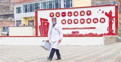 村醫裴進紅扎根基層守護群眾健康。_view_b.jpg
